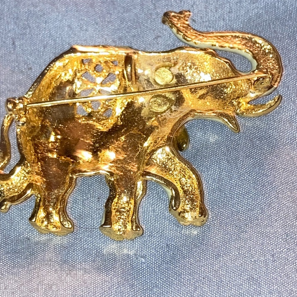 Vintage Gold Tone and Green Elephant Brooch/Pendant - Picture 3 of 4